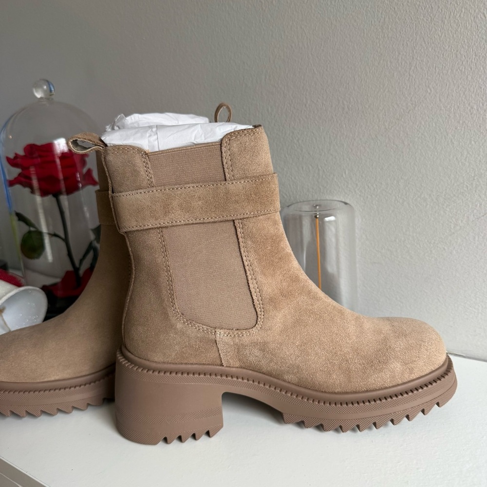 NWT Steve Madden tan suede women’s boots size 7